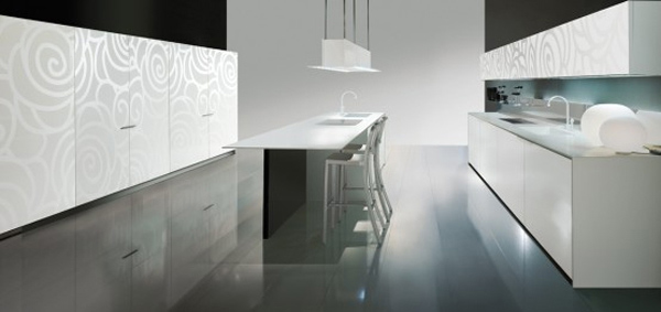 Κρεμαστό φωτιστικό σε νησίδα φουτουριστικής ασπρόμαυρης κουζίνας Κρεμαστό φωτιστικό σε νησίδα φουτουριστικής ασπρόμαυρης κουζίνας